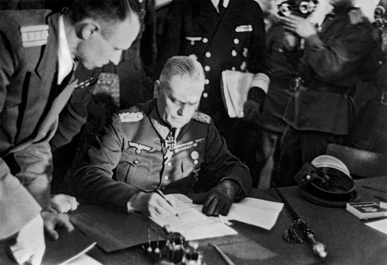 Fotografie der Kapitulation der Wehrmacht vor der Roten Armee: Generalfeldmarschall Wilhelm Keitel unterzeichnet die Kapitulationsurkunde am 9. Mai 1945