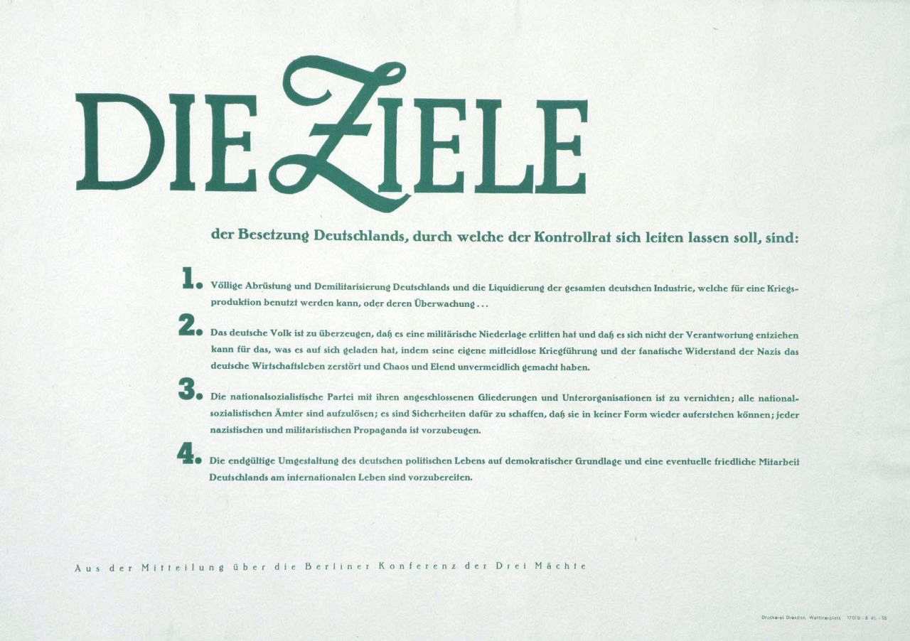 Plakat mit der Besatzungsmächte mit den Ergebnissen der Potsdamer Konferenz: Entnazifizierung, Entmilitarisierung, Demokratisierung und Dezentralisierung