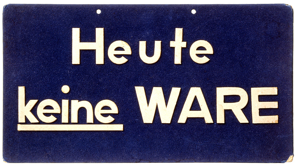 Weiße Schrift auf blauem Grund: 'Heute / keine Ware', 'keine' unterstrichen. Oben zwei Löcher zum Aufhängen des Schildes.