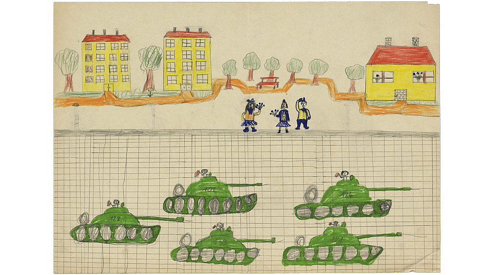 Kinderzeichnung mit Filz- und Buntstiften einer Panzerparade mit Häusern und winkenden Personen im Hintergrund.