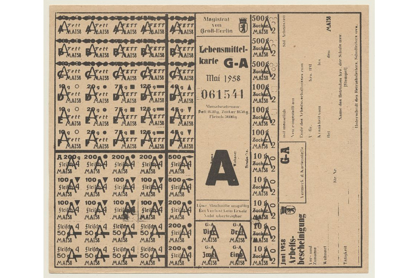 Lebensmittelkarte mit dem Aufdruck 'Magistrat von Groß Berlin Lebensmittelkarte G-A Mai 1958' und Aufdruck der einzelnen Lebensmittel mit jeweiliger Mengenangabe