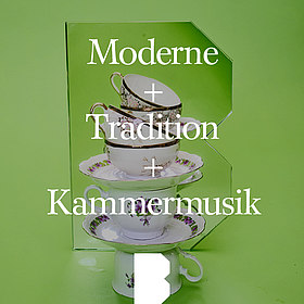 Infografik grüner Hintergrund, gestapelte Tassen und Spiegel in B-Form, Text über dem Bild: Moderne + Tradition + Kammermusik