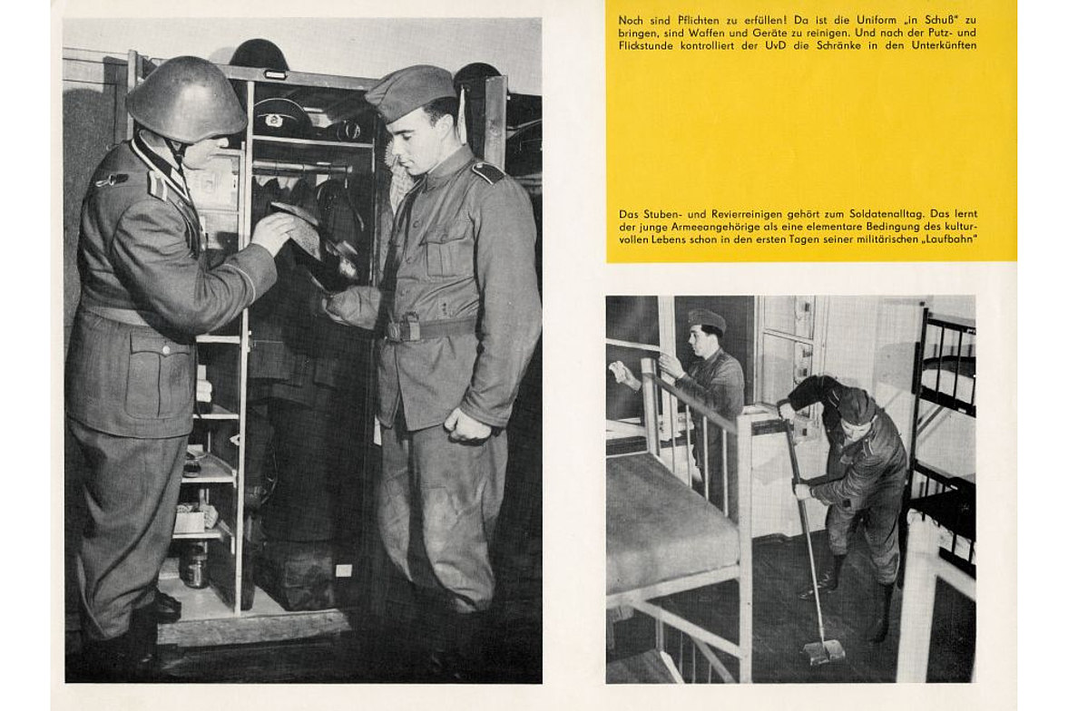 Wandzeitung mit schwarz-weiß-Fotos von NVA-Soldaten bei der Schrankkontrolle und Stubenreinigung, Text mit Aufgaben des Soldatenalltags
