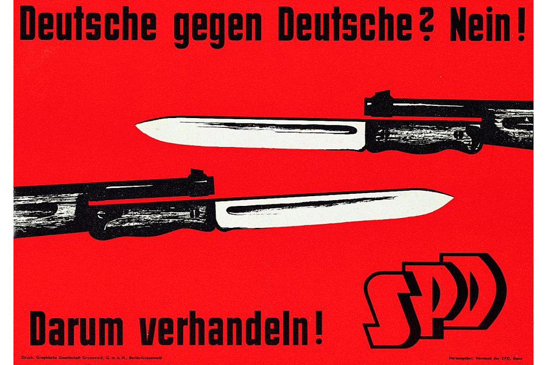 rotes Plakat mit der Abbildung von zwei Gewehren mit aufgesetztem Bajonett, die gegeneinander gerichtet sind und der Aufschrift 'Deutsche gegen Deutsche? Nein! Darum verhandeln! SPD'