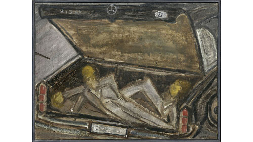 Malerei in dunklen Farben mit einem geöffneten Auto-Kofferraum, in dem zwei Personen liegen.