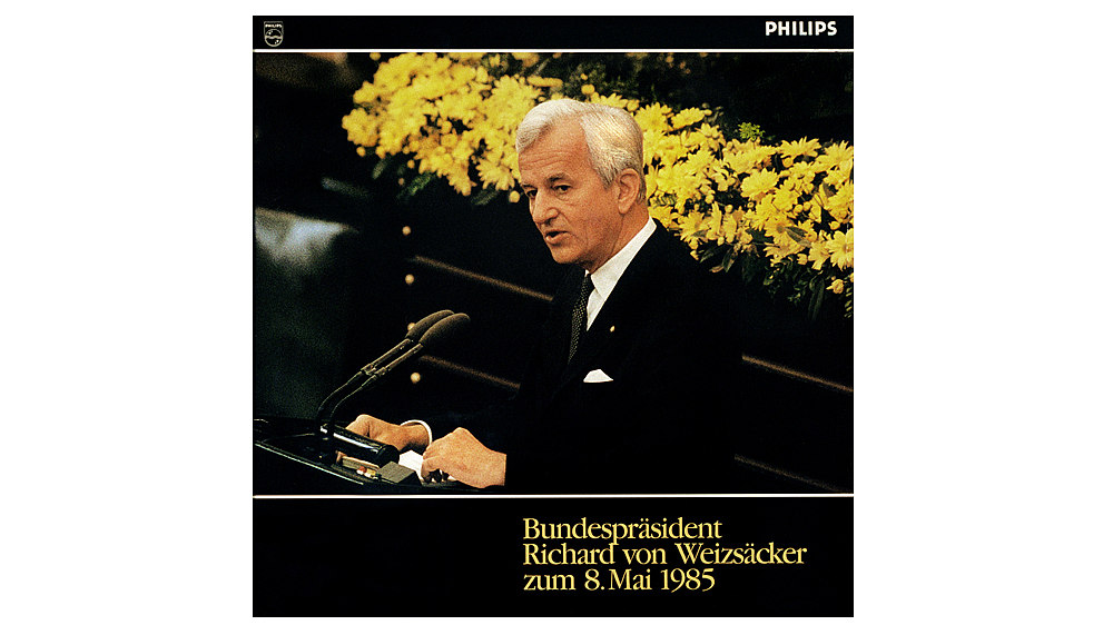 Cover: Richard von Weizsäcker am Rednerpult, im Hintergrund gelbe Blumen. Text in gelb am unteren Rand: 'Bundespräsident / Richard von Weizsäcker / zum 8. Mai 1985'.