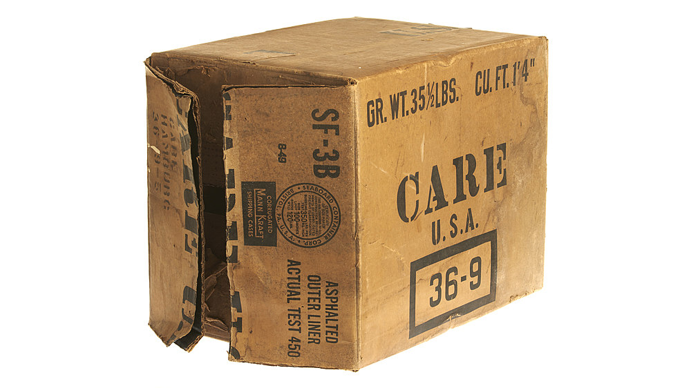 Karton aus Wellpappe. Aufschrift u.a.: 'Care U.S.A.'