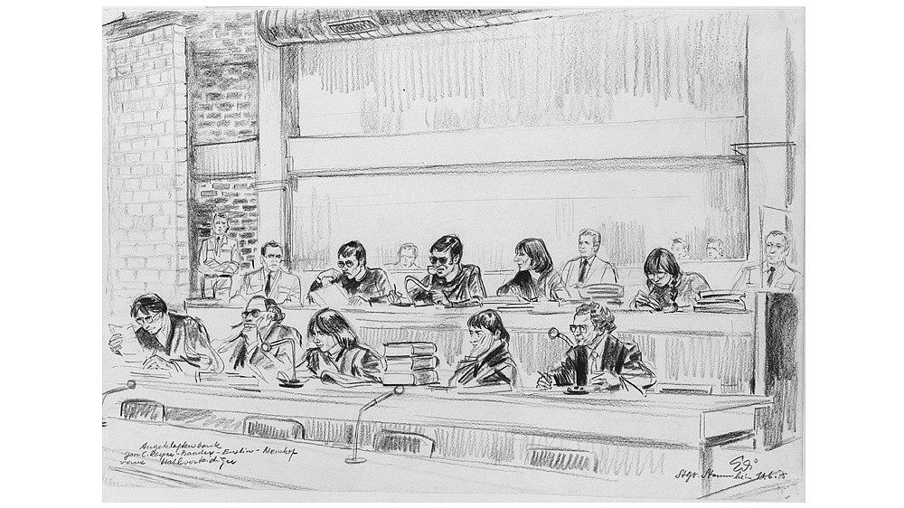 Gerichtszeichnung der Angeklagtenbank des RAF-Prozesses 1975. 