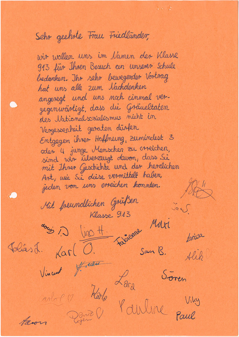 Handschriftlicher Brief an Margot Friedländer mit zahlreichen Schülerunterschriften