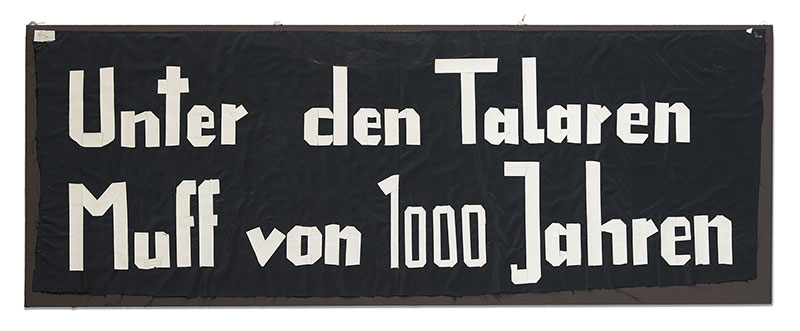 Schwarzer Banner mit weißer Schrift "Unter den Talaren Muff von 1000 Jahren"