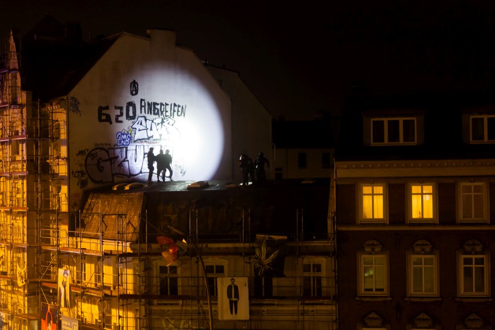 Prosteste gegen den G 20 Gipfel in Hamburg. Hier wird ein Haus im Schanzenviertel von der Polizei gestürmt ..., Andreas Herzau