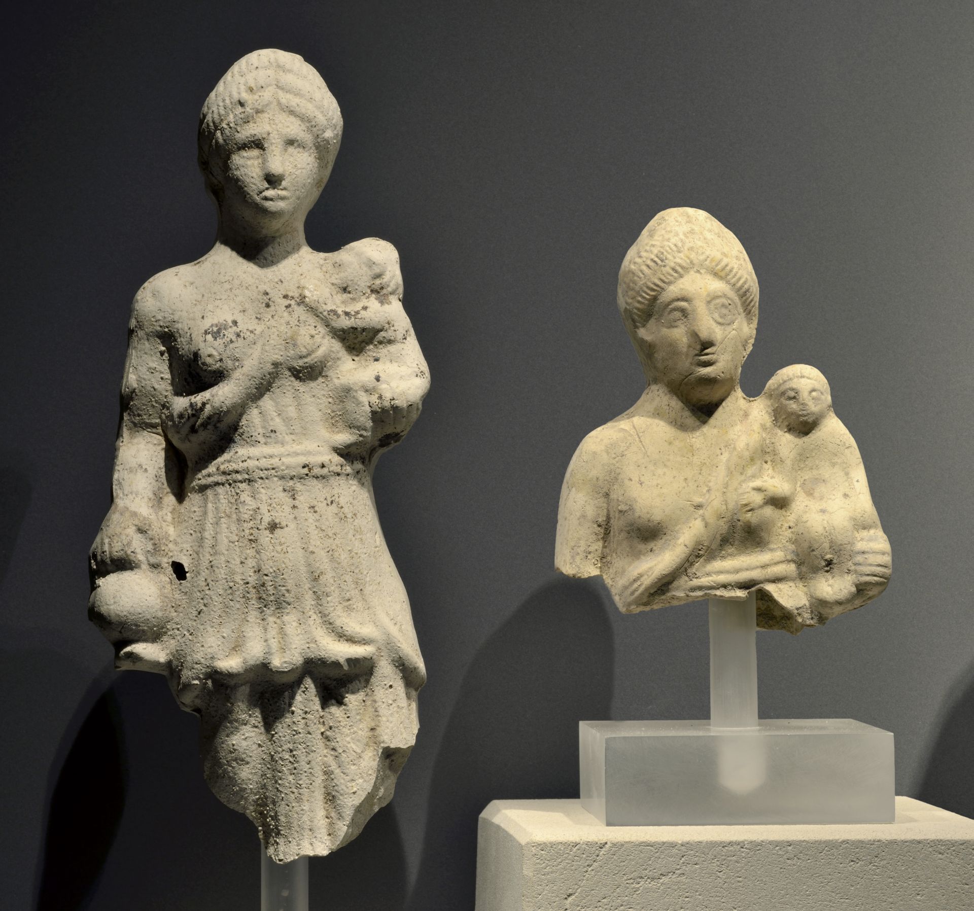 Skulptur einer stehenden Göttin mit Kind im Römerkeller des Hauses der Geschichte in Bonn