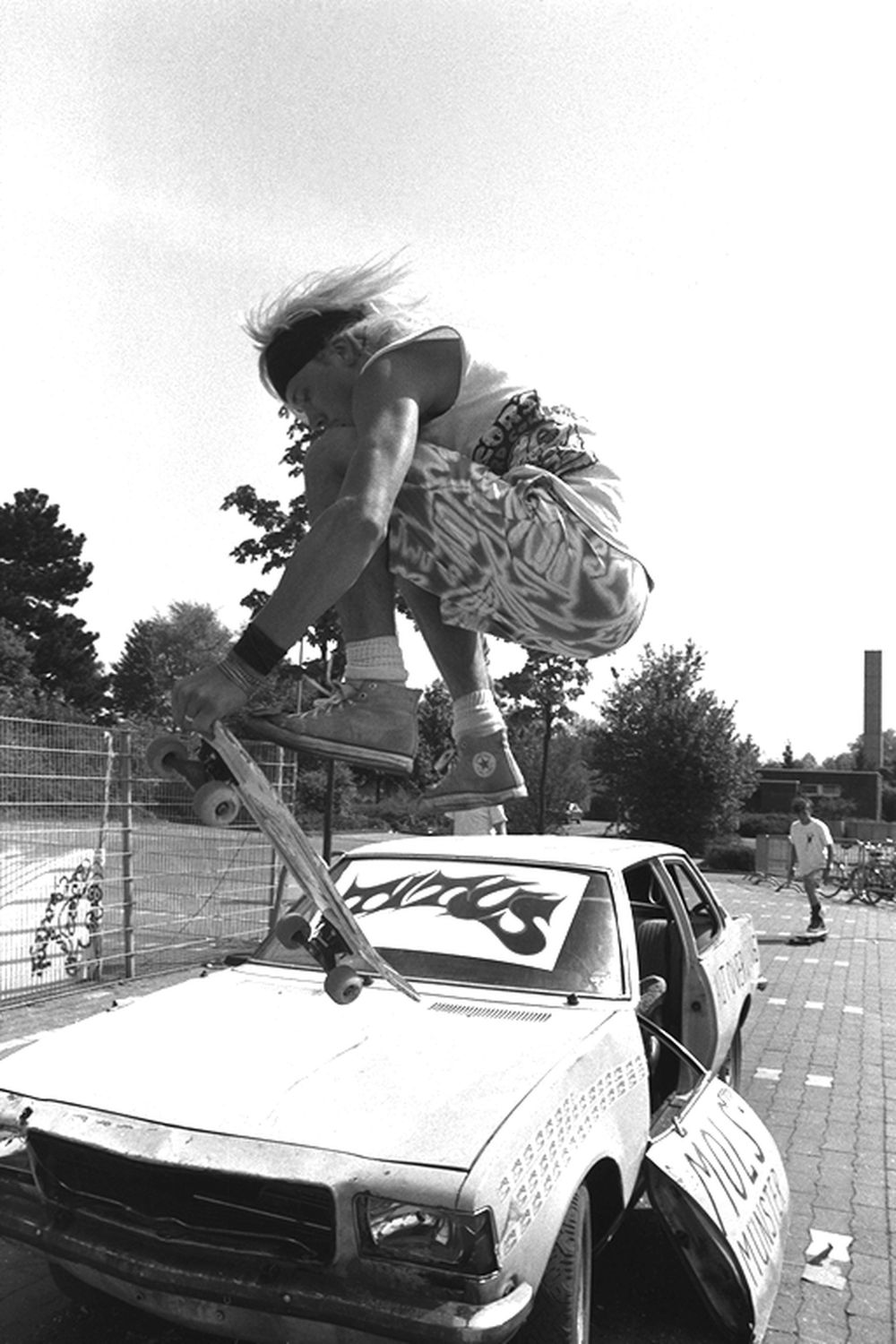 Ein Skater macht einen Trick bei einem Skateboard-Wettbewerb.