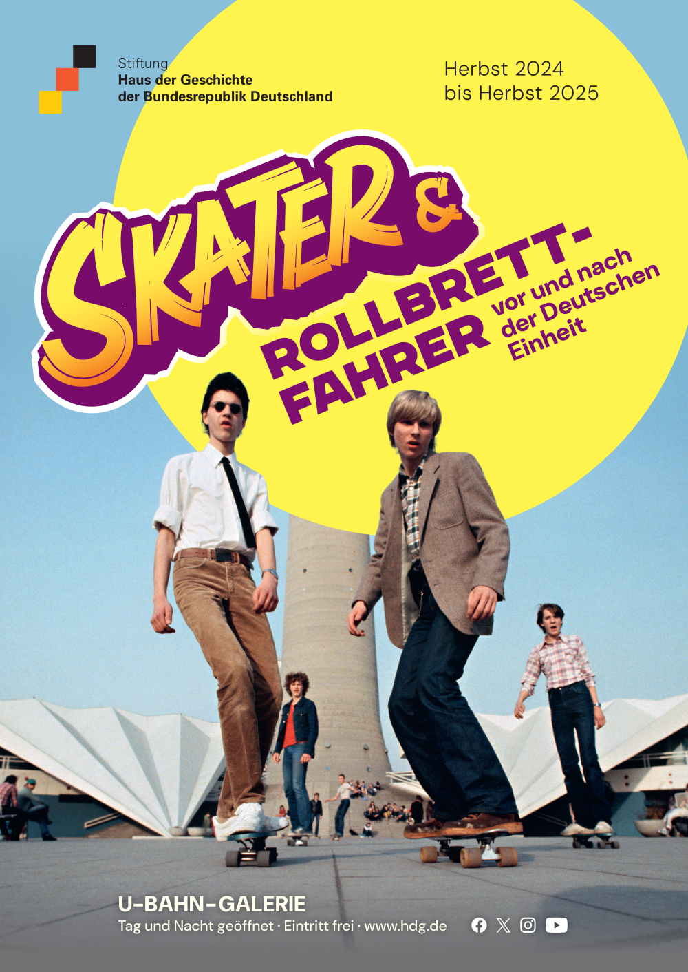 Mehrere Skater auf dem Alexanderplatz mit dem Titel der Ausstellung