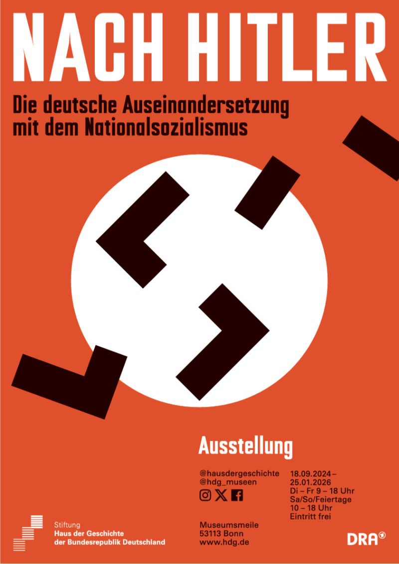 Plakat zur Ausstellung "Nach Hitler. Die deutsche Auseinandersetzung mit dem Nationalsozialismus". Orangefarbener Hintergrund, man sieht ein gesprengtes Hakenkreuz auf weißem Kreis.