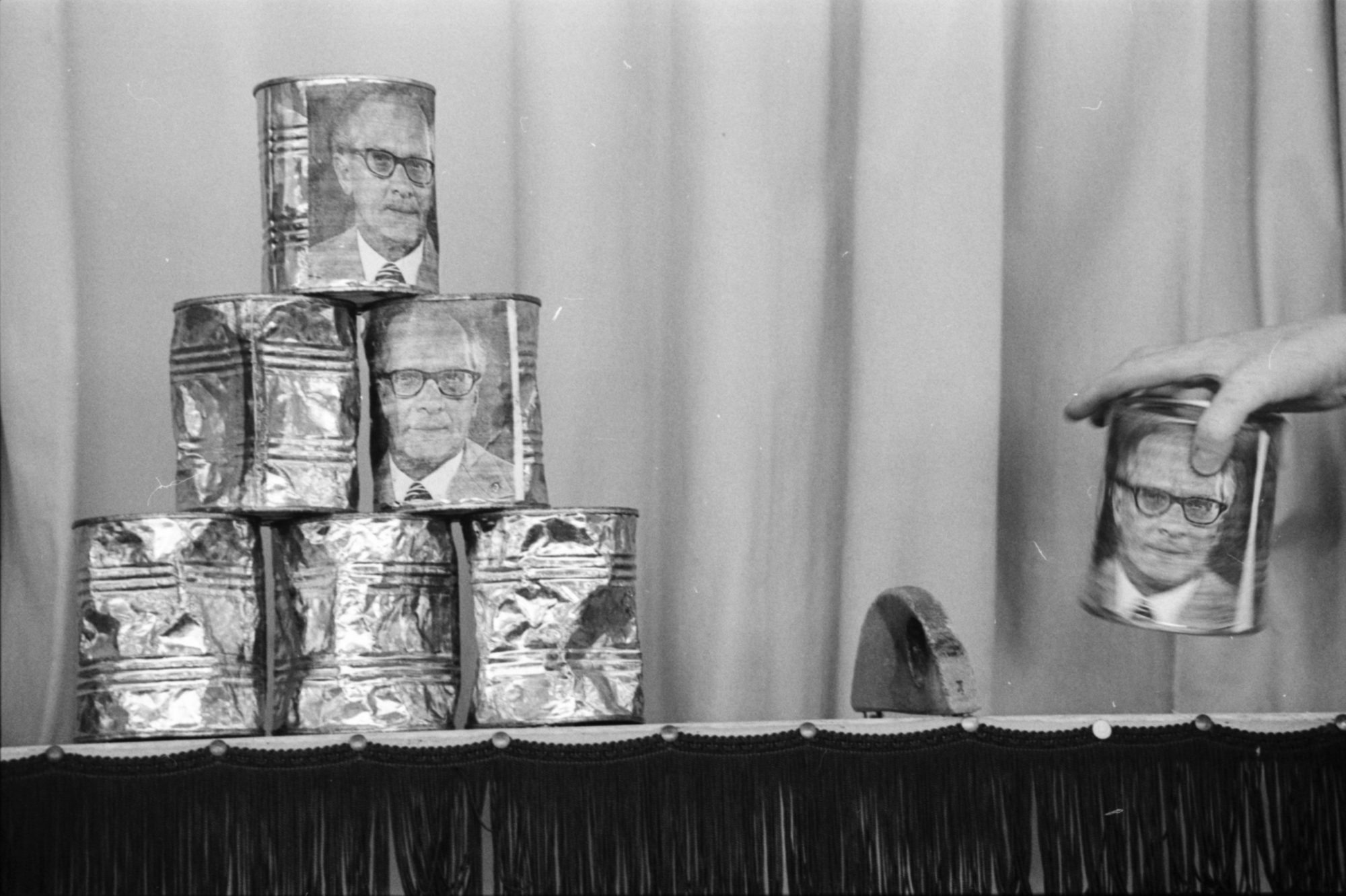 Zerbeulte Wurfdosen mit Honecker-Bild auf der Leipziger Kleinmesse