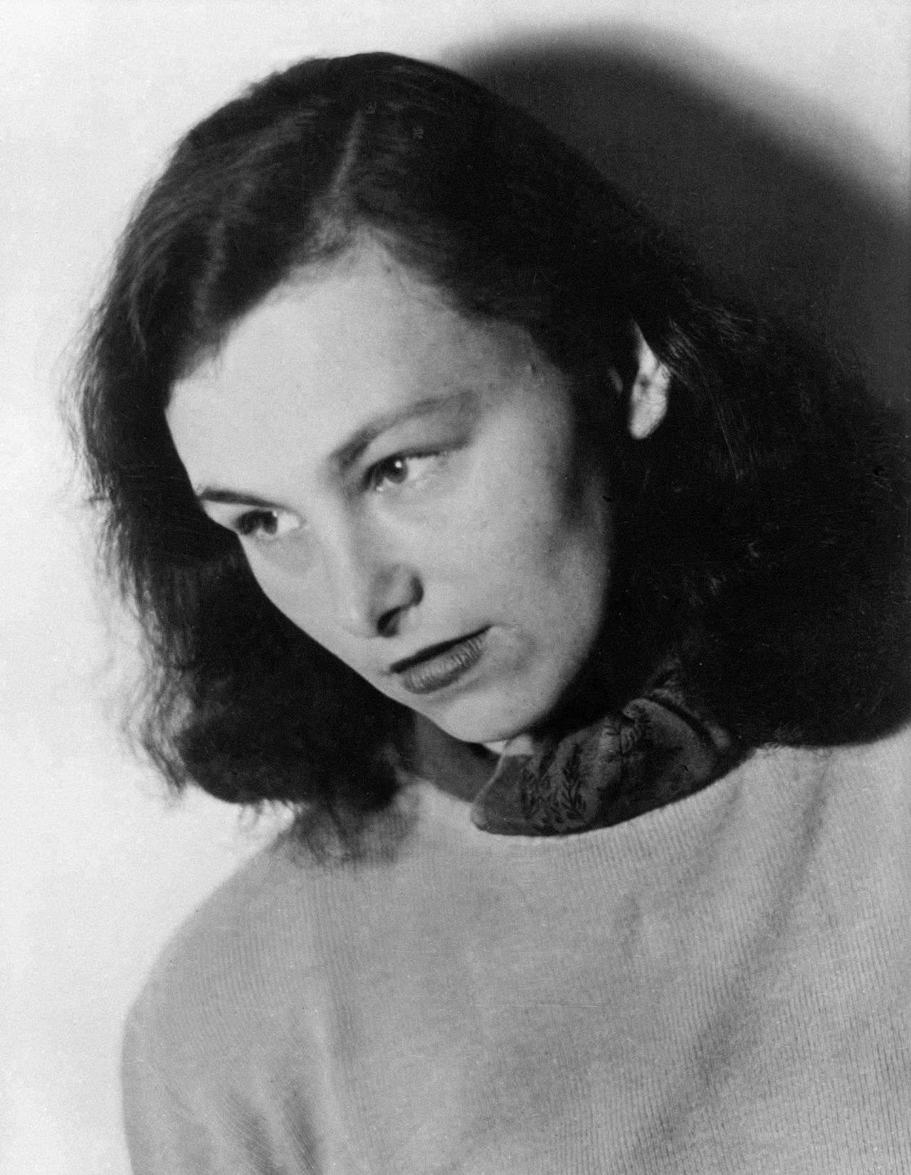 Porträtfoto von <b>Ilse Aichinger</b>, 1951. - aichinger-ilse_foto_LEMO-F-6-089_dpa