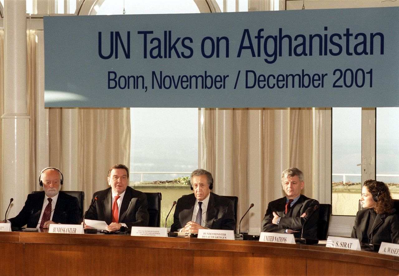 [Bild: 2001_afghanistan-konferenz_foto_LEMO-F-4-141_bbst.jpg]